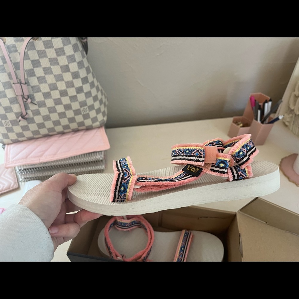 Tevas pink white size 8 NWOT